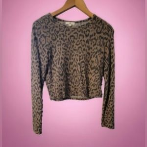 🛍️👗 2 for $25 BR Leopard print crop top, size medium 🐆